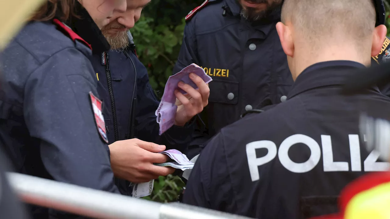  Feuerwehr fischt bündelweise 500er aus Hochwasser