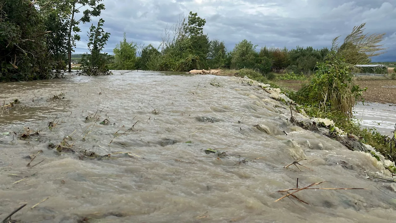 Lage spitzt sich weiter zu - Hochwasser flutet NÖ – Dämme brechen, Straßen versinken