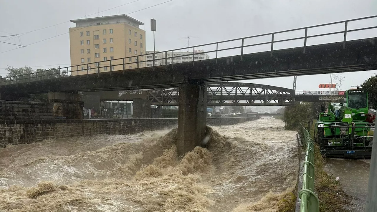  Land unter! Jetzt wüten meterhohe Wellen in Wienfluss