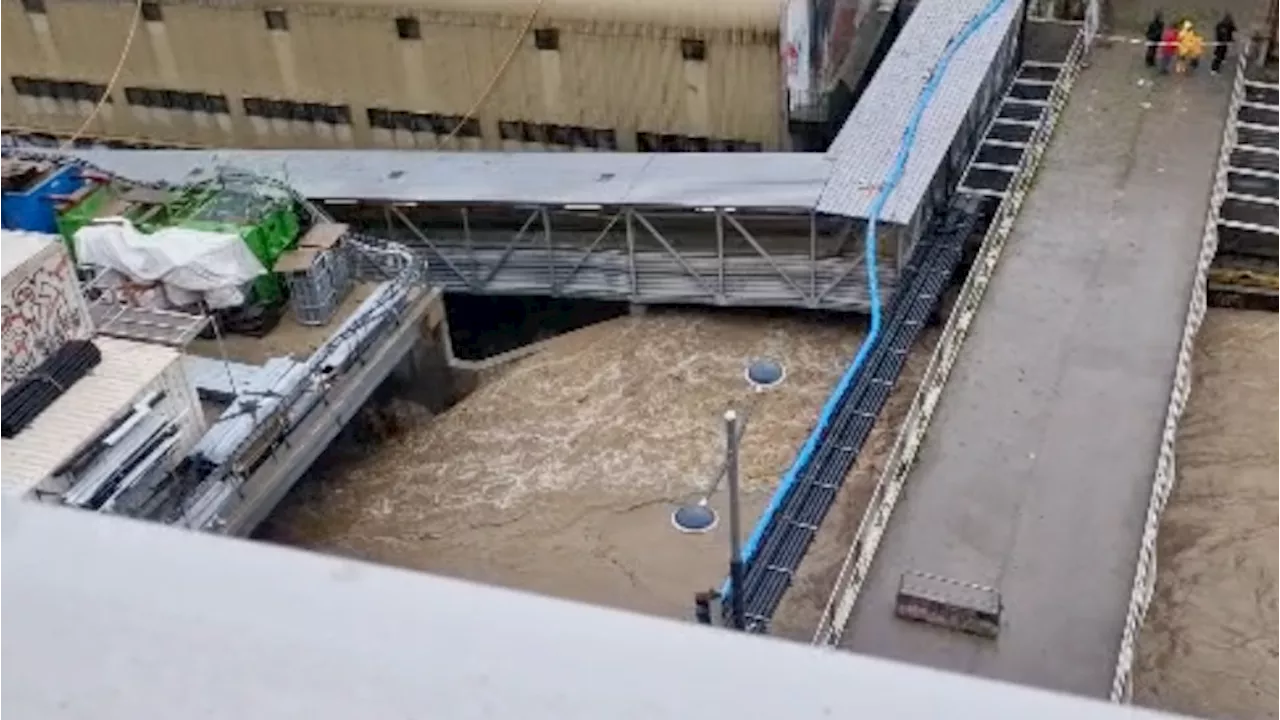 U4 gesperrt: Reißender Wienfluss überschwemmt Station