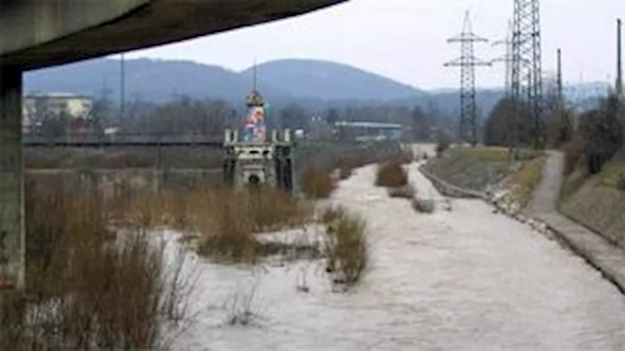 Wienfluss tritt über Ufer - Häuser von 100 Personen in Wien-Penzing evakuiert!