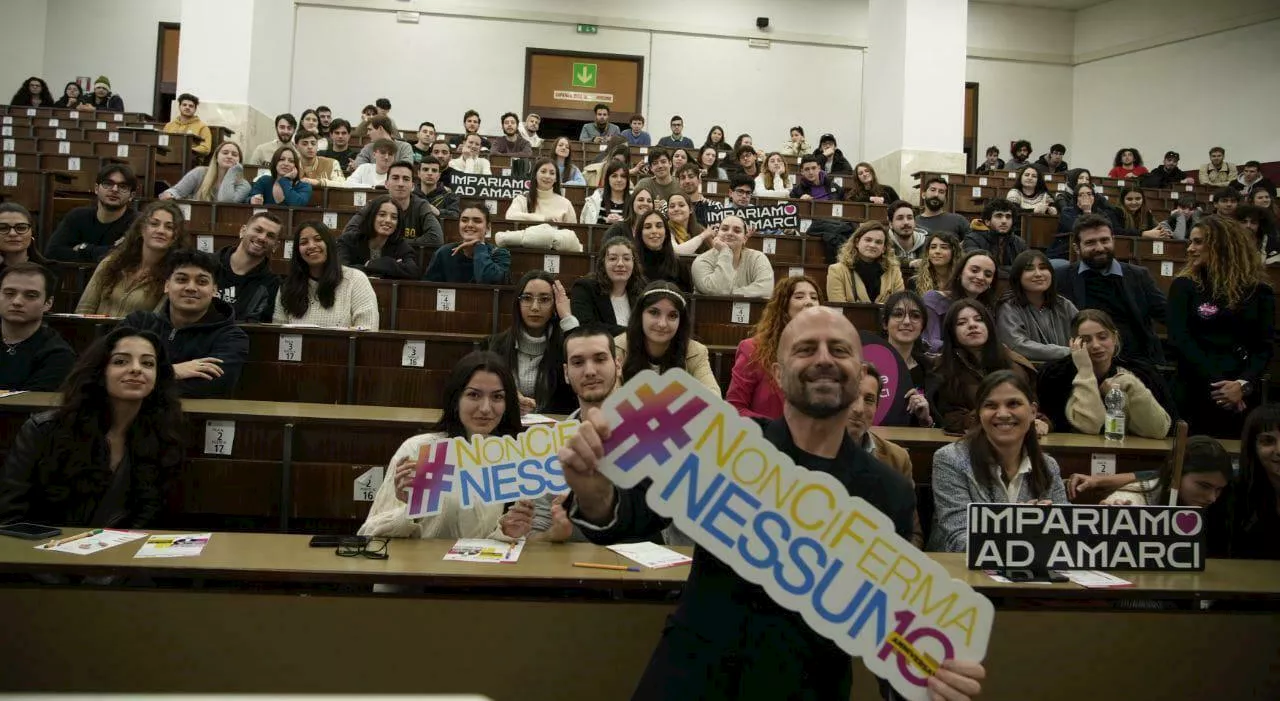 Luca Abete confrontarsi con studenti su 'Impariamo ad amarci'