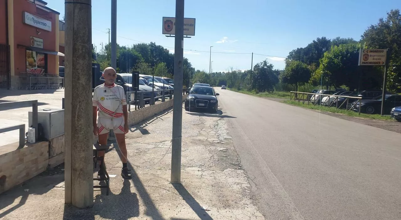 S’incatena sulla strada killer, la protesta per la sicurezza a Cassino di nonno “Pantani”