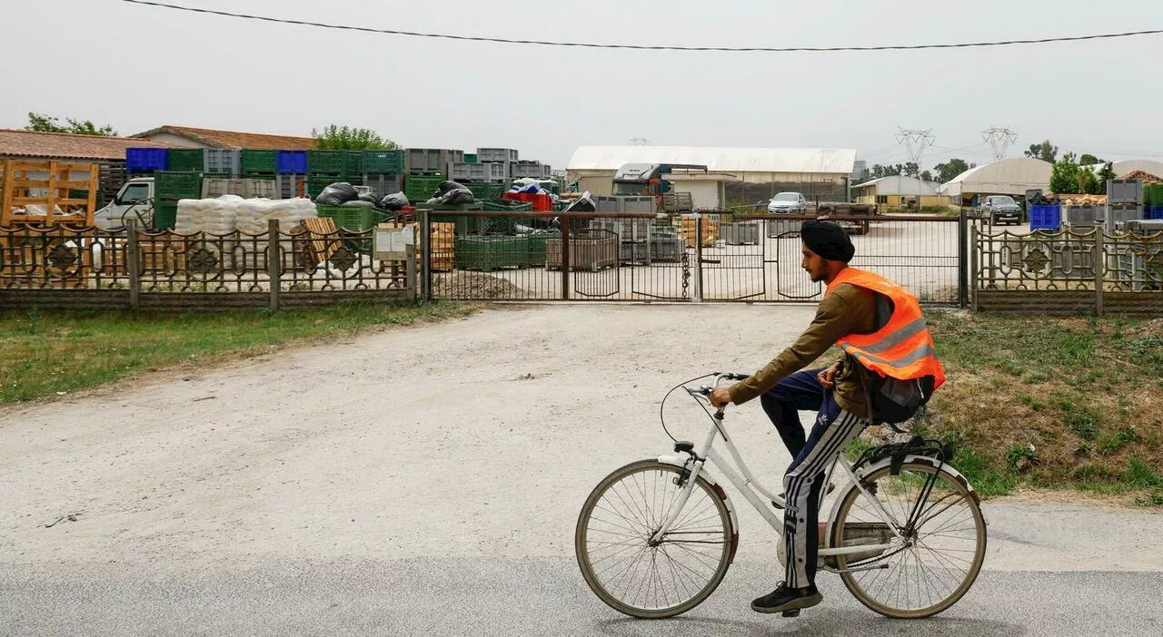 Satnam è tornato a casa, funerale in India per il bracciante abbandonato in fin di vita dal datore di lavoro