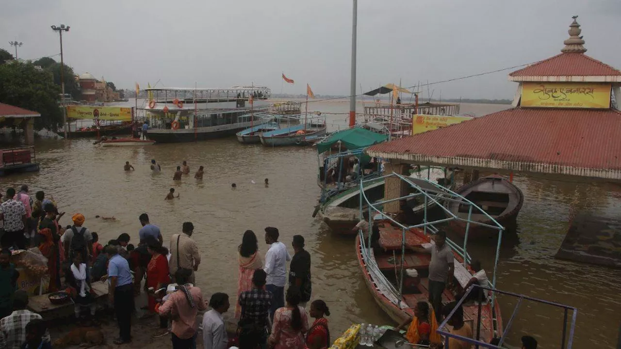 Varanasi Floods: वाराणसी में गंगा का उफान जारी, कई घाट डूबे, छतों पर हो रहा शवदाह