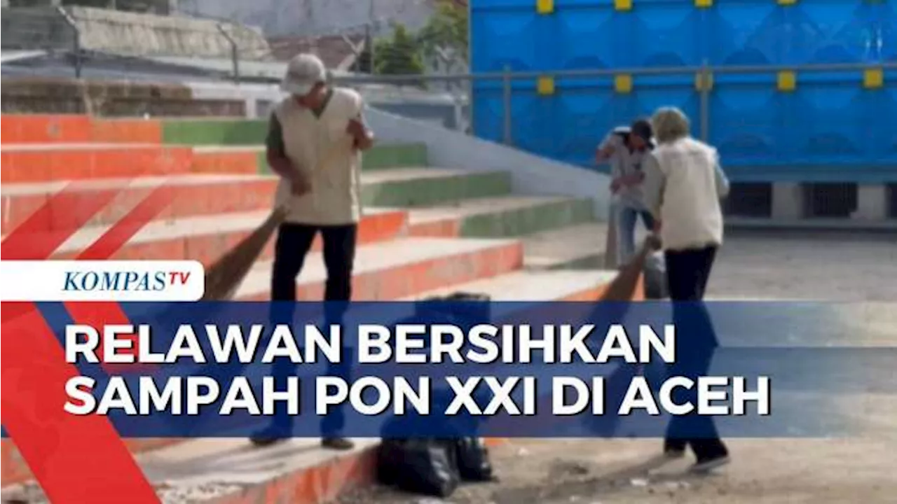 Aksi Relawan Bersihkan Sampah Usai Laga Sepak Bola PON XXI di Aceh