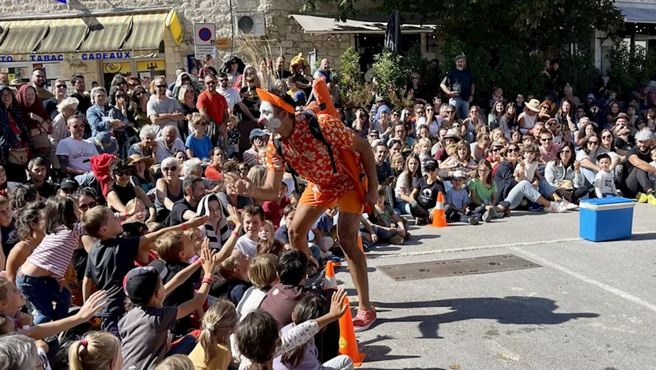 À Montcuq, extraterrestres, mime et marionnettes occupent la 15e Rue des enfants