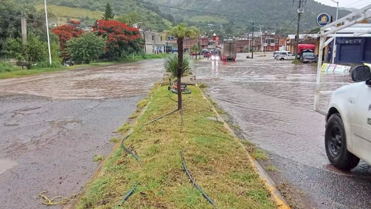 200 familias de Tuxpan, Michoacán, quedaron bajo el agua, durante tromba