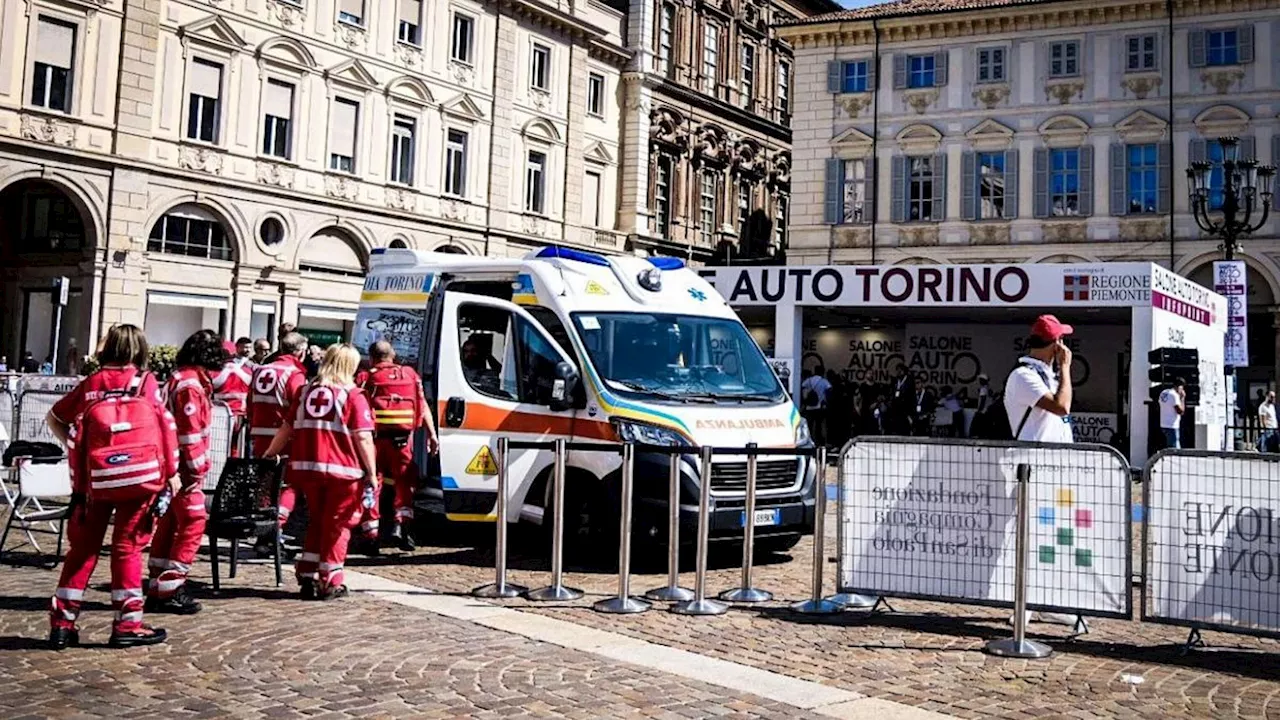 Torino, al Salone dell'Auto macchina finisce sulla folla: 12 contusi