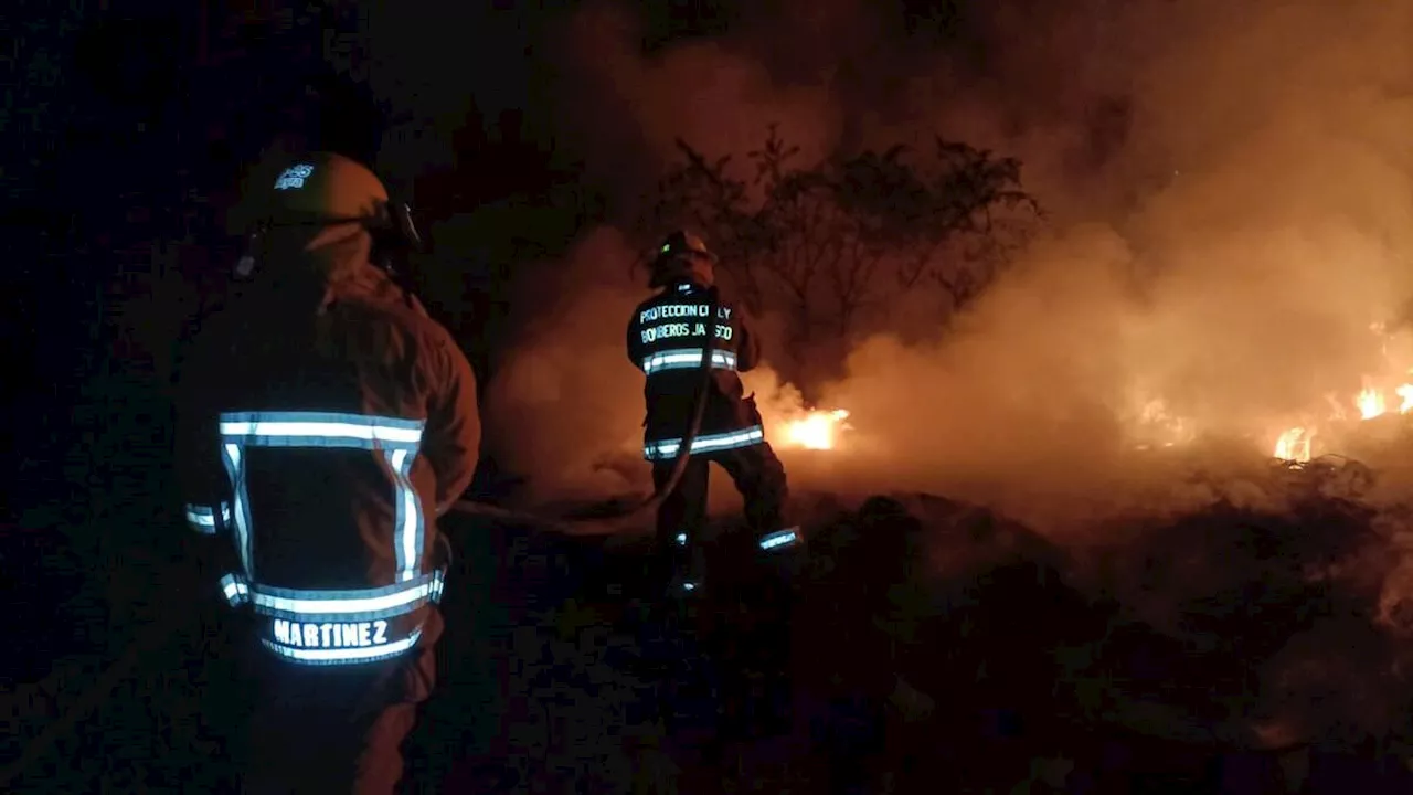 Sofocan fuerte incendio en depósito de llantas en El Grullo, Jalisco