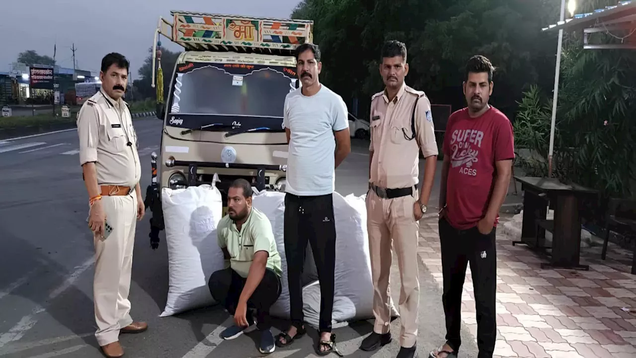 पुलिस ने चेकिंग के दौरान रोका टेंपो, 4 प्लास्टिक के बोरों में निकला ऐसा सामान कि पुलिस चौंक गई