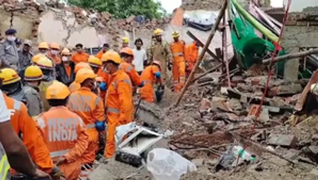 मेरठ हादसा: तीन मंजिला मकान गिरने से अब तक 10 लोगों की मौत, बचाव अभियान जारी (लीड-2)