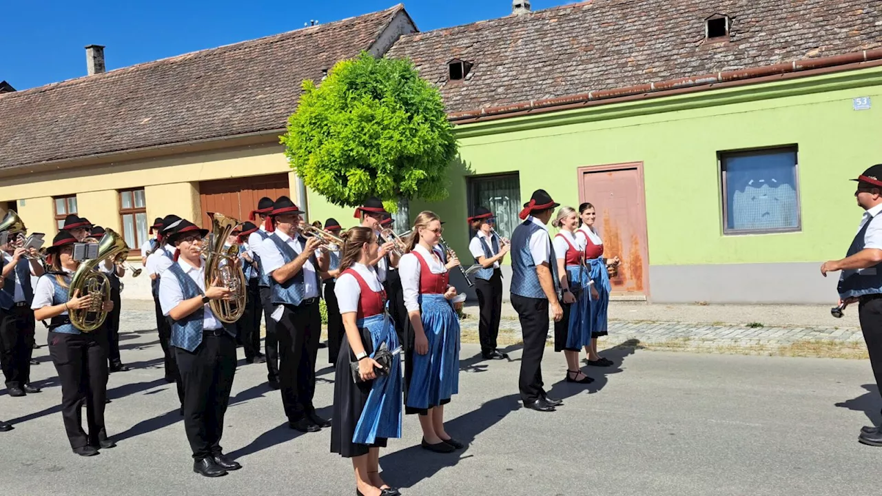 Die Zuhörer spendeten eifrig für die Ortsmusik