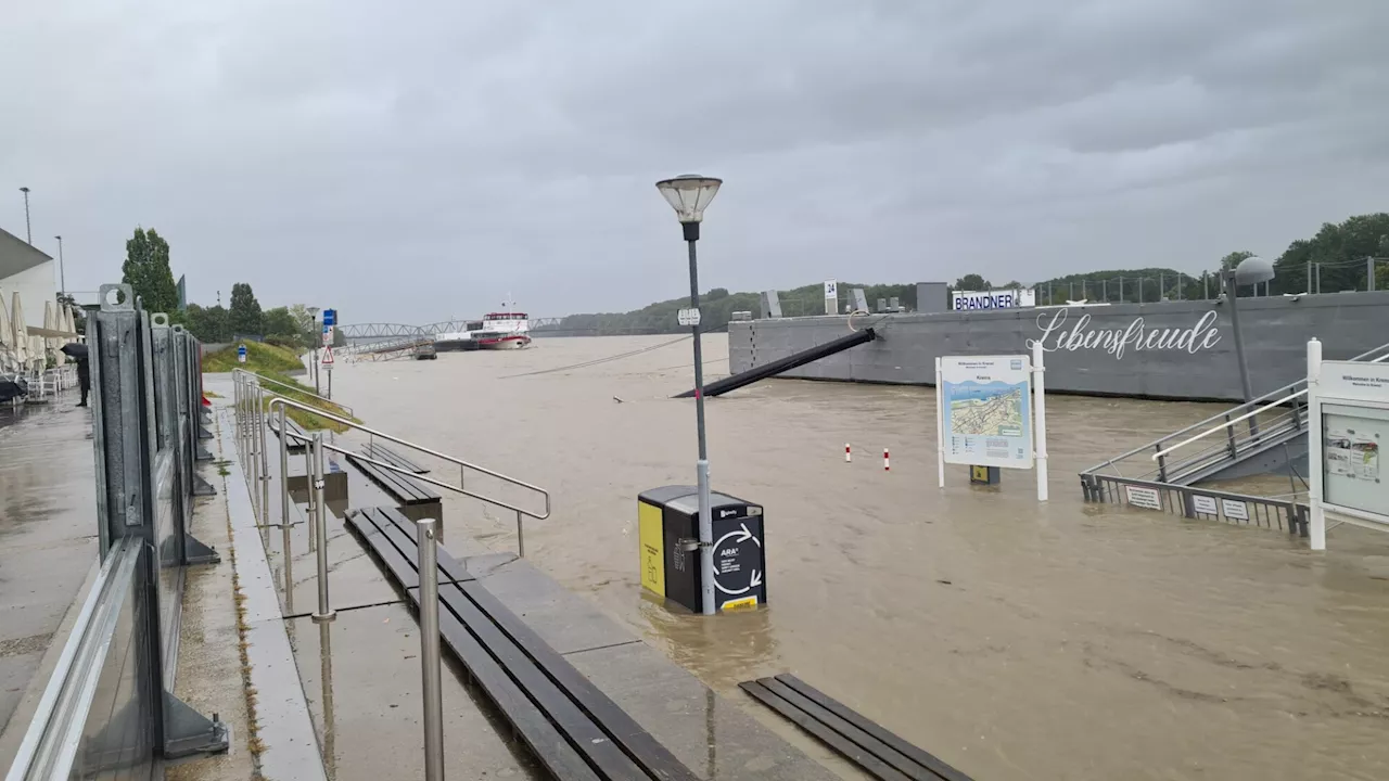 Krems: Treppelweg steht unter Wasser