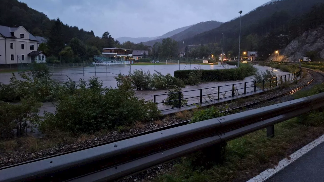 Oeder Sportplatz steht unter Wasser