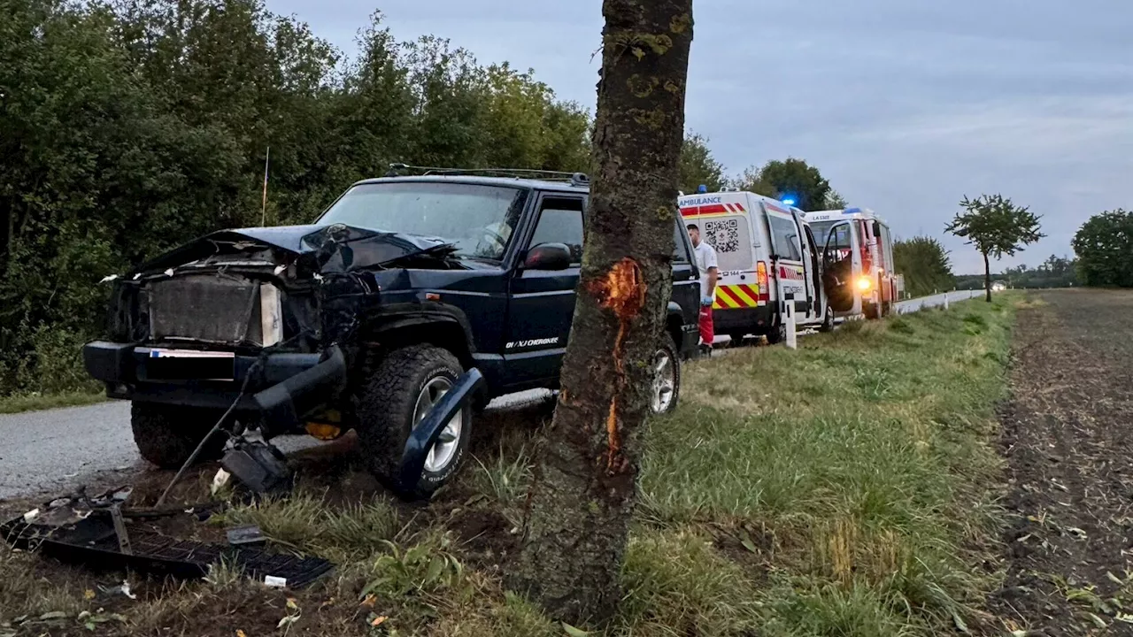 Pkw prallte in Loimersdorf gegen Baum: Zwei Verletzte