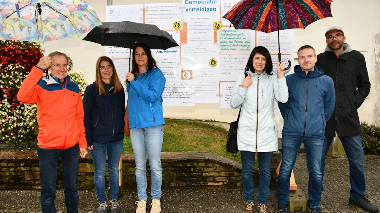 Plakatwand in Weistrach: Demokratie ist kein Selbstläufer