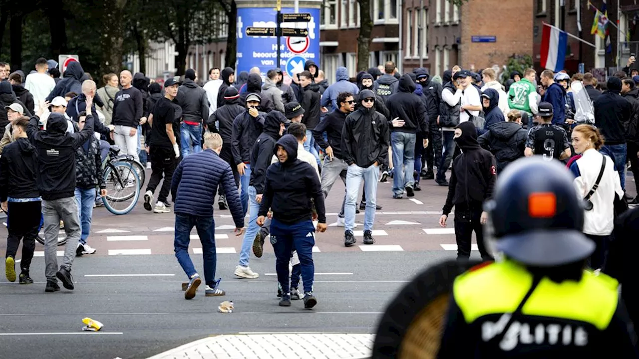 ME voert charges uit tegen rellende Ajaxfans in Amsterdam, acht arrestaties