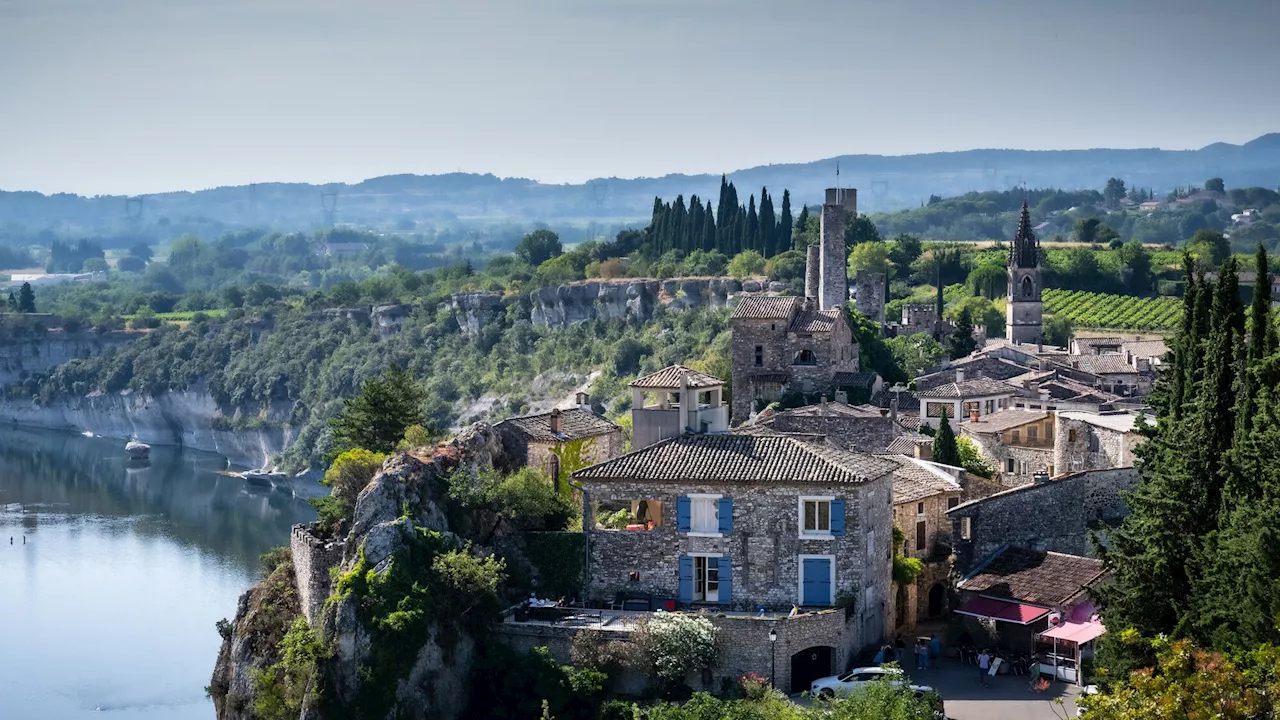 Cette cité médiévale perchée sur une falaise est l'un des plus beaux villages de France