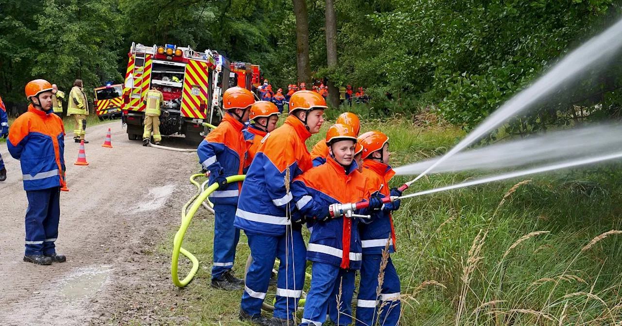 170 Jugendfeuerwehrleute üben erstmals gemeinsam in der Senne