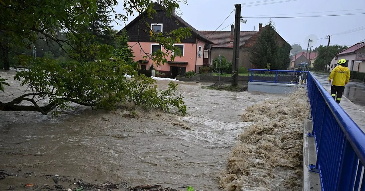 Hochwasserlage bleibt kritisch - erstes Todesopfer in Polen