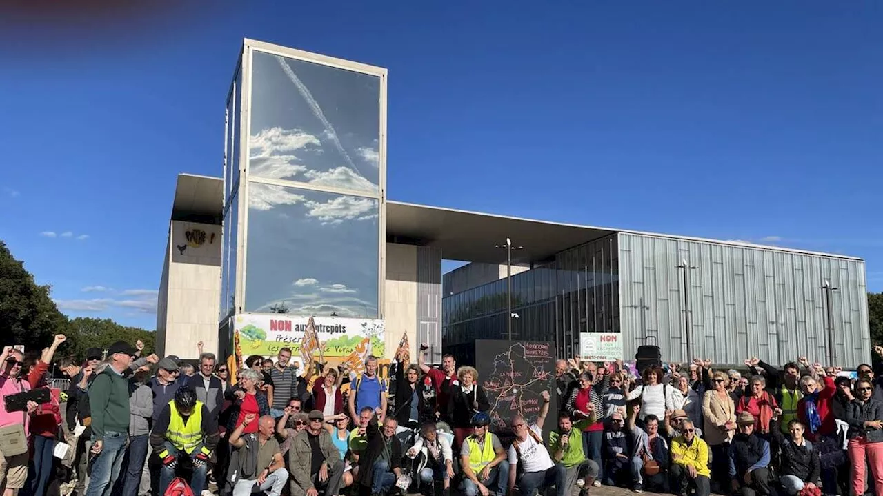 « Ne pas devenir le département des entrepôts » : un rassemblement réunit cent personnes au Mans