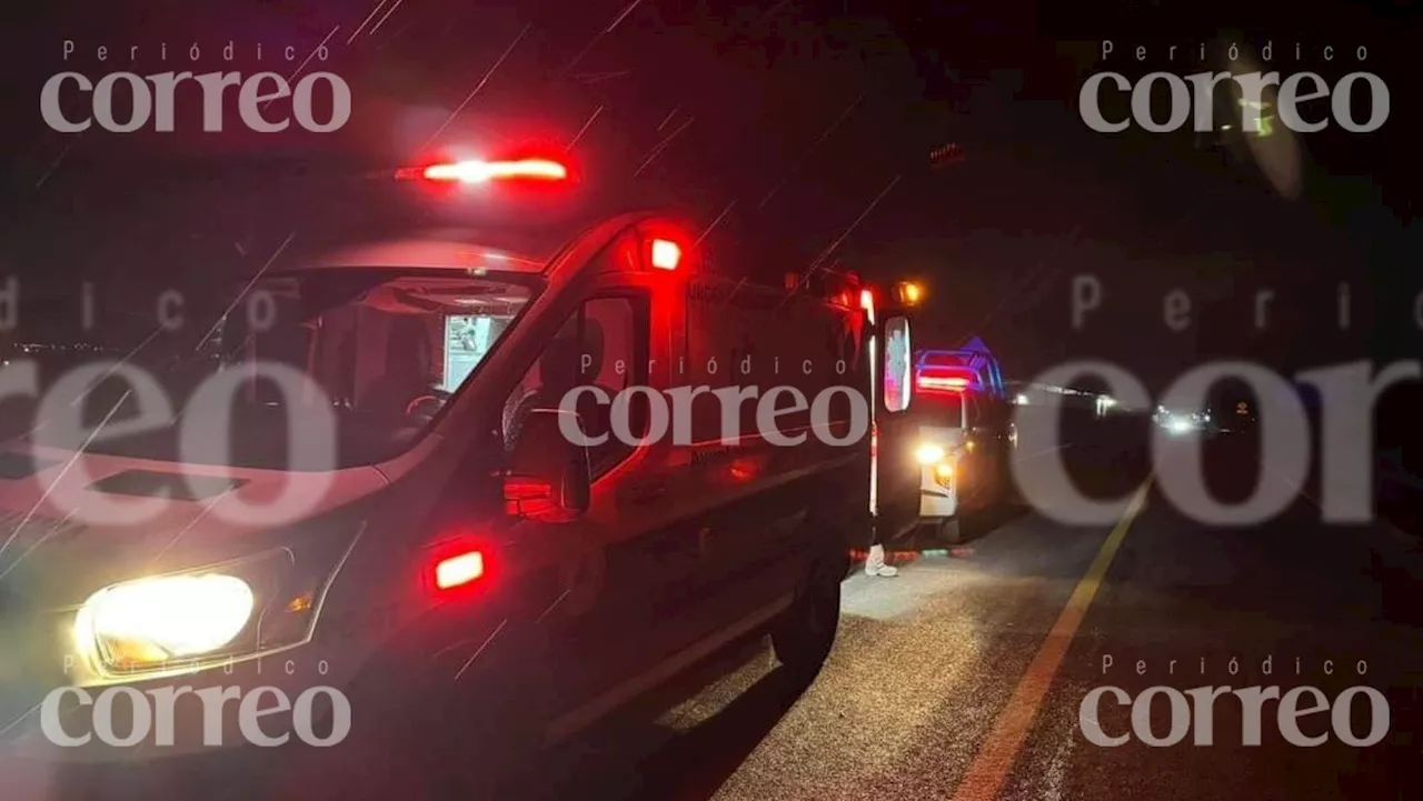 Camioneta de banda ‘Santa Cecilia’ de Tarimoro cae en canal de riego y deja cuatro heridos