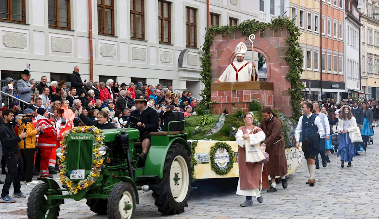 Tausende Besucherinnen und Besucher kommen zum großen Jubiläumsfestzug in Freising