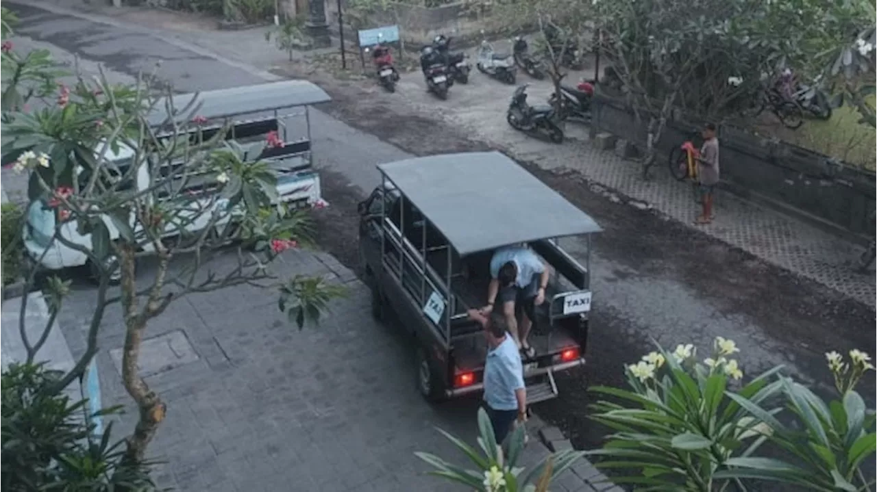 Mobil Bak Terbuka Jadi Sarana Transportasi di Nusa Lembongan dan Nusa Ceningan Bali