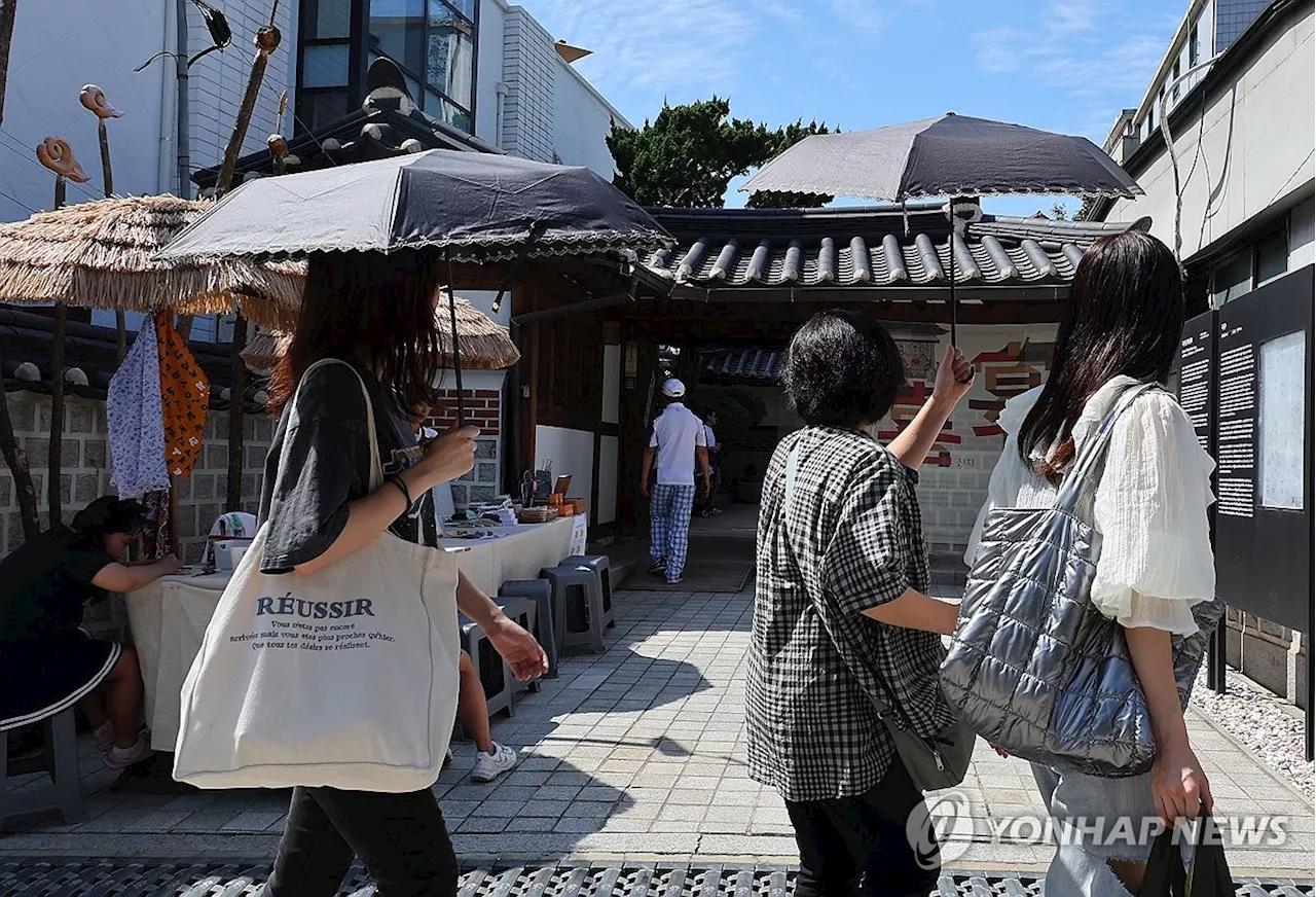 '추석날씨가 이래도 되나요'…폭염에 전통시장 썰렁·마트 북적