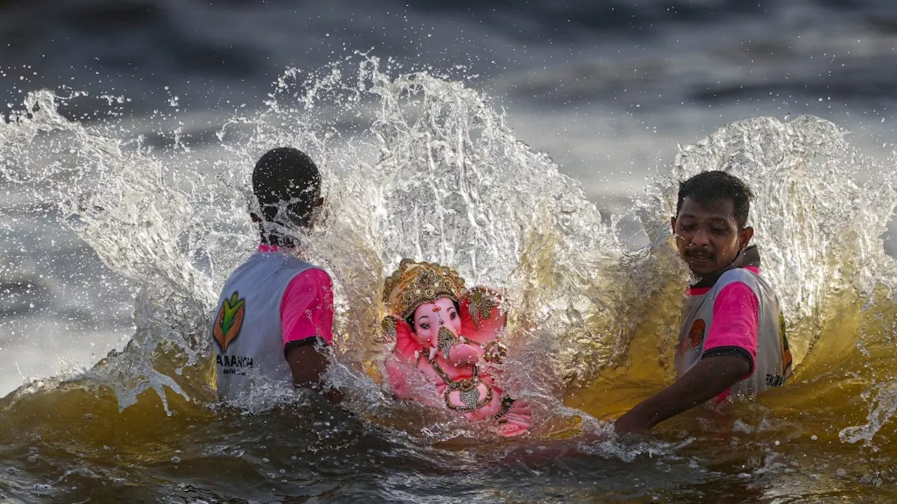 Ganesh Visarjan 2024: गणपति विसर्जन पर क्यों जल में बहा दी जाती है गणेश प्रतिमा? महाभारत से है कनेक्शन