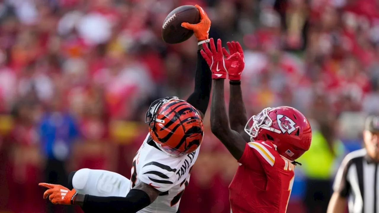 Former Alabama prep star makes one-handed pick of Patrick Mahomes