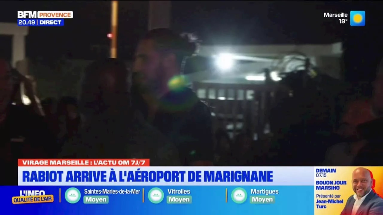 OM: Adrien Rabiot chante le 'Aux armes' avec la centaine de supporters marseillais