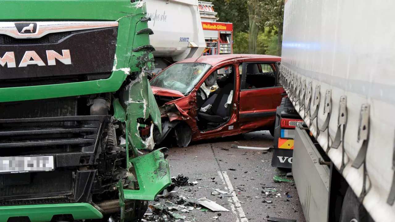 Unfall in Sachsen-Anhalt: Auto zwischen zwei Lkw eingeklemmt