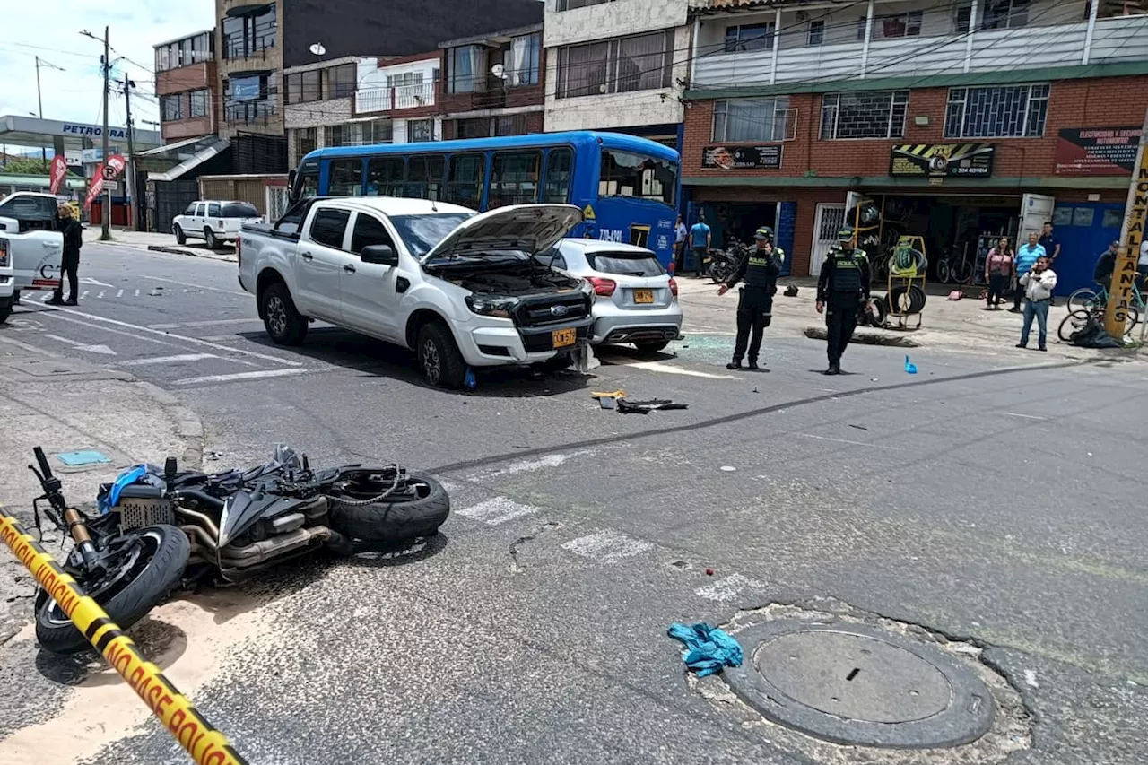 Conductor arrolla a presuntos ladrones en Bogotá, dejando un muerto y un herido