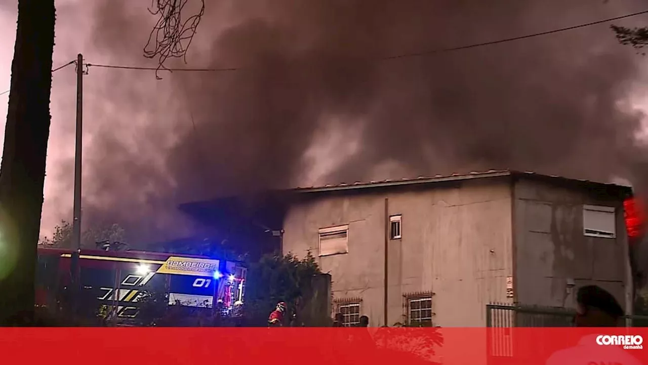 Chamas atingem casas: vários idosos deslocados em aldeia de Vila Pouca de Aguiar