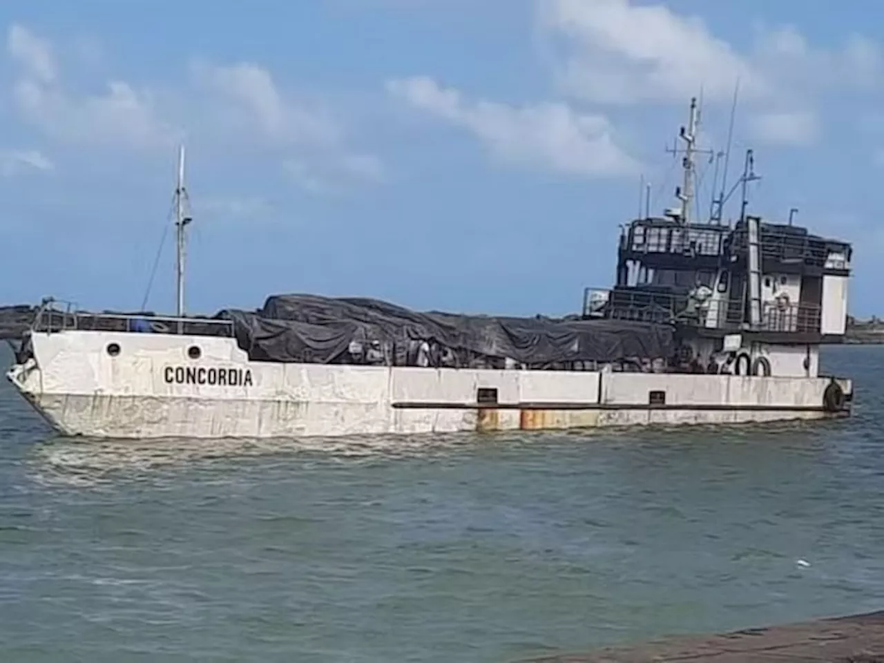 Tripulantes estão desaparecidos após naufrágio de navio em Pernambuco