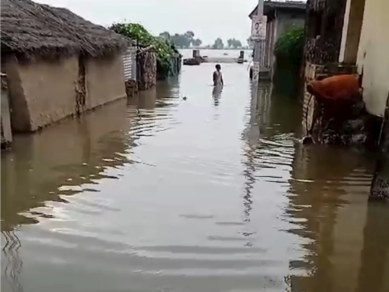 बाढ़ प्रभावित क्षेत्रों का डीएम ने किया निरीक्षण: हसनपुरा में संपर्क मार्ग डूबने से आवागमन प्रभावित, डीएम न...