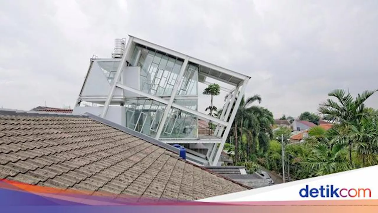 Siapa Sangka, di Tengah Kawasan Elit Jakarta Ada Rumah Miring 70 Derajat