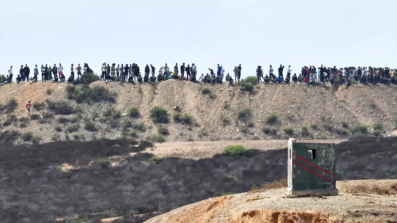 Marruecos rechaza varios intentos masivos de saltos de migrantes en la valla de Ceuta