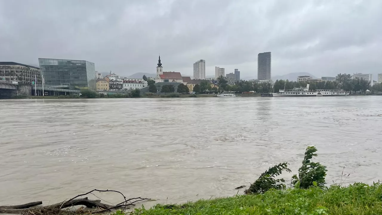 Feuerwehr im Dauereinsatz - 'Wieder Überflutungen': Hochwasser-Gefahr nicht gebannt