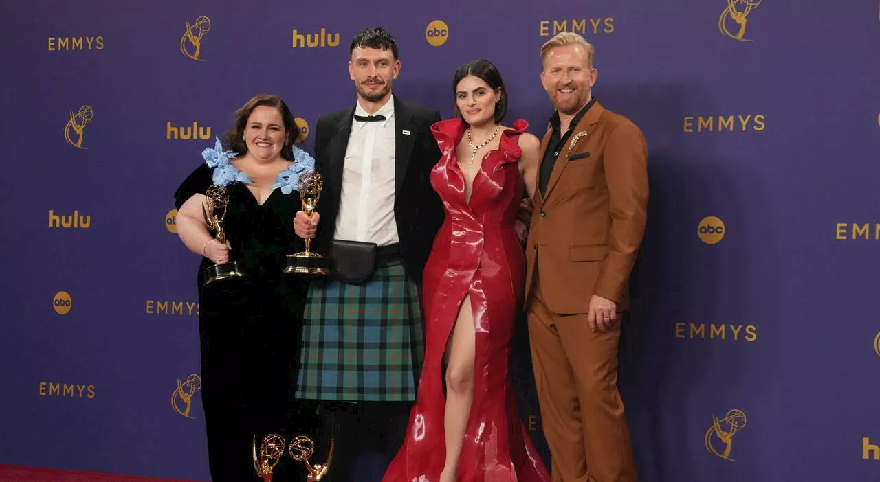 Emmy Awards, i vincitori: Baby Reindeer miglior miniserie. Hacks batte The Bear e vince tra le commedie, trion