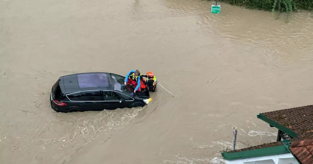 Auto im Hochwasser überschwemmt: Was man jetzt tun sollte