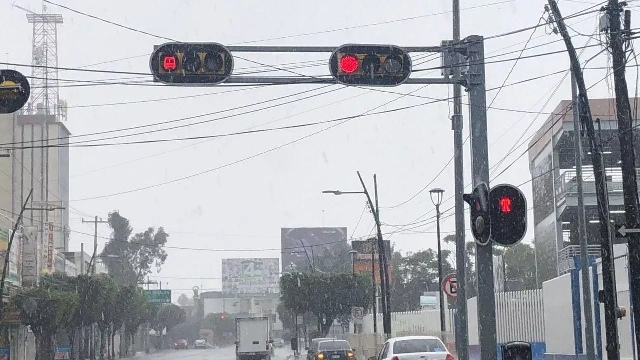 Lluvia vuelve a desquiciar León: Se inunda bulevar López Mateos