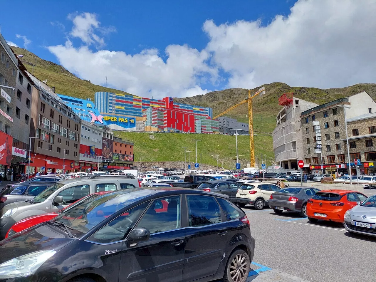 Ils prennent le car de partout en Occitanie juste pour faire des affaires en Andorre