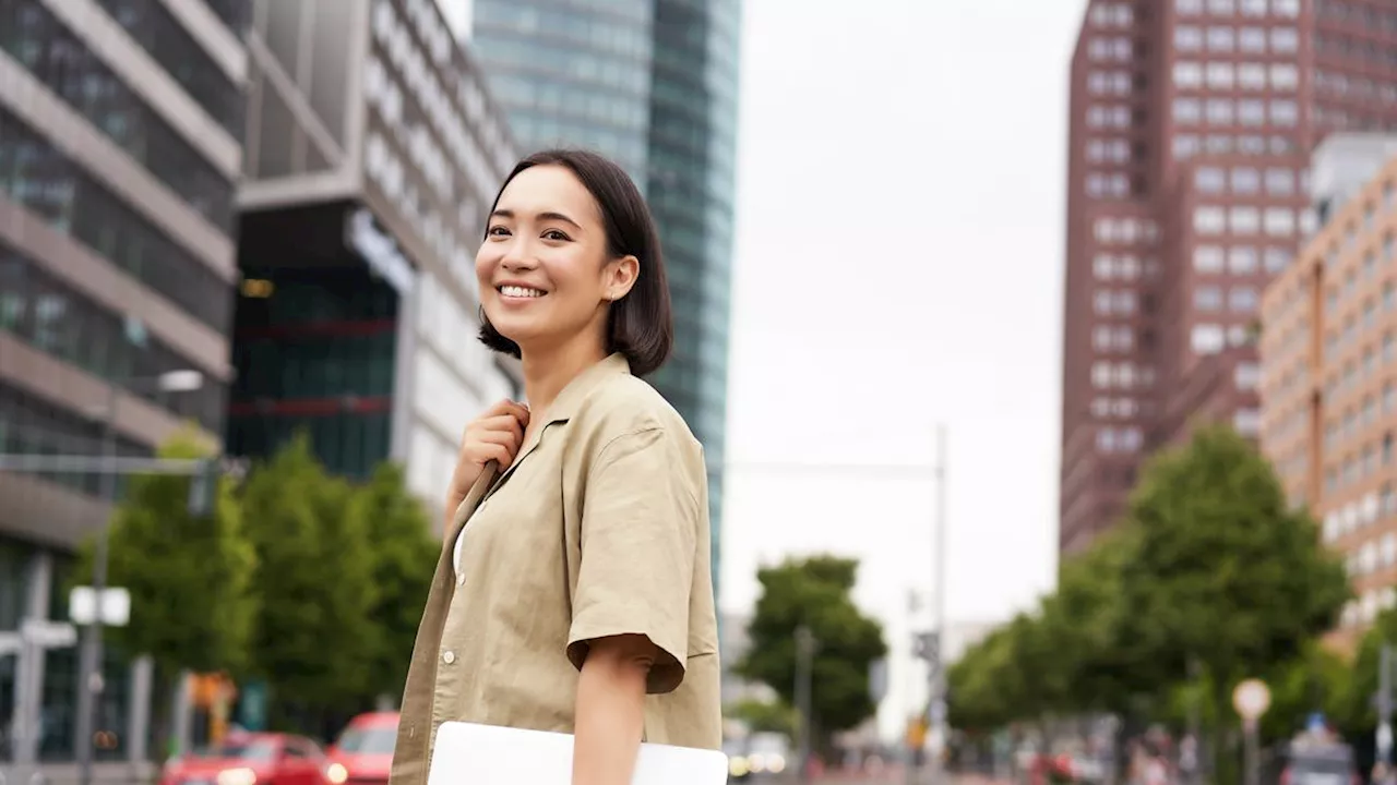 9 Pesona Unik yang Hanya Dimiliki Perempuan Cerdas, Membuatnya Istimewa Tanpa Cela