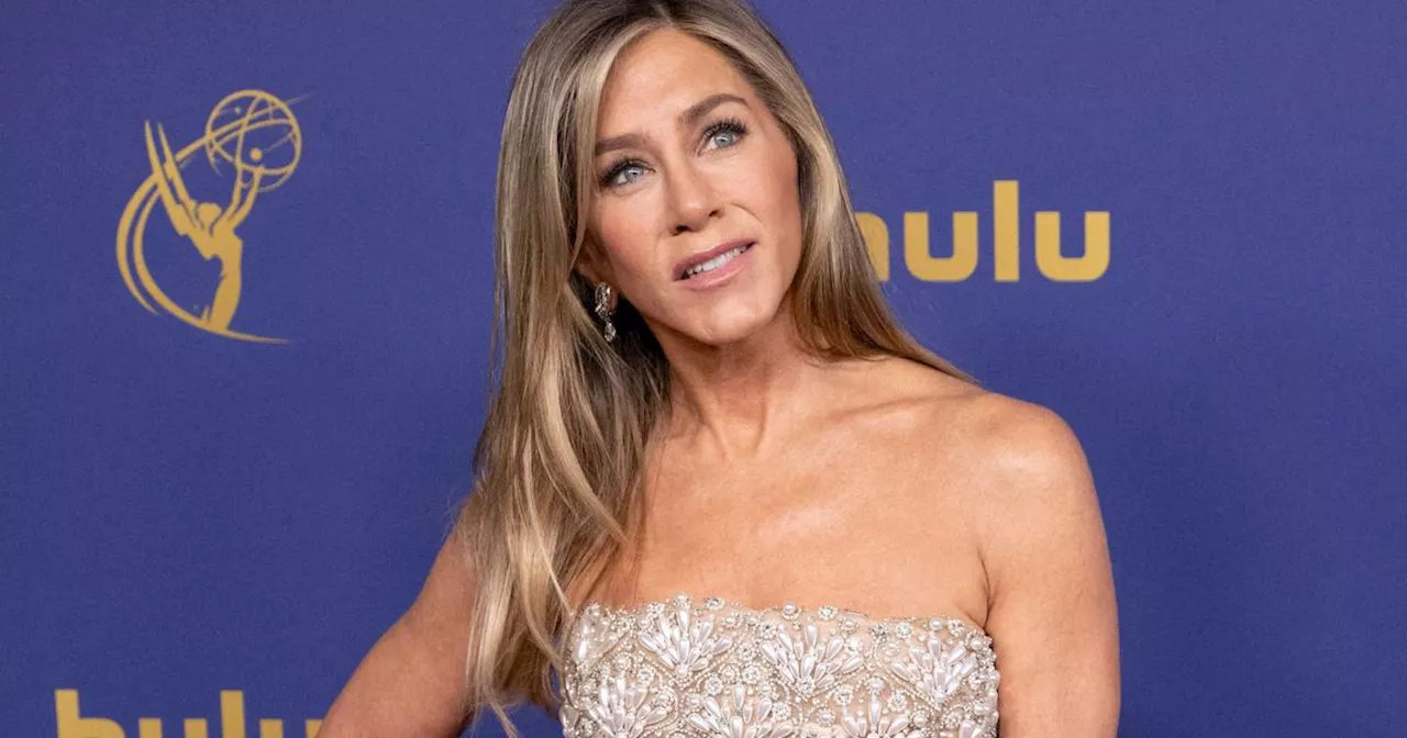 En robe bustier moulante ornée de perles, Jennifer Aniston éblouit le tapis rouge des Emmy Awards