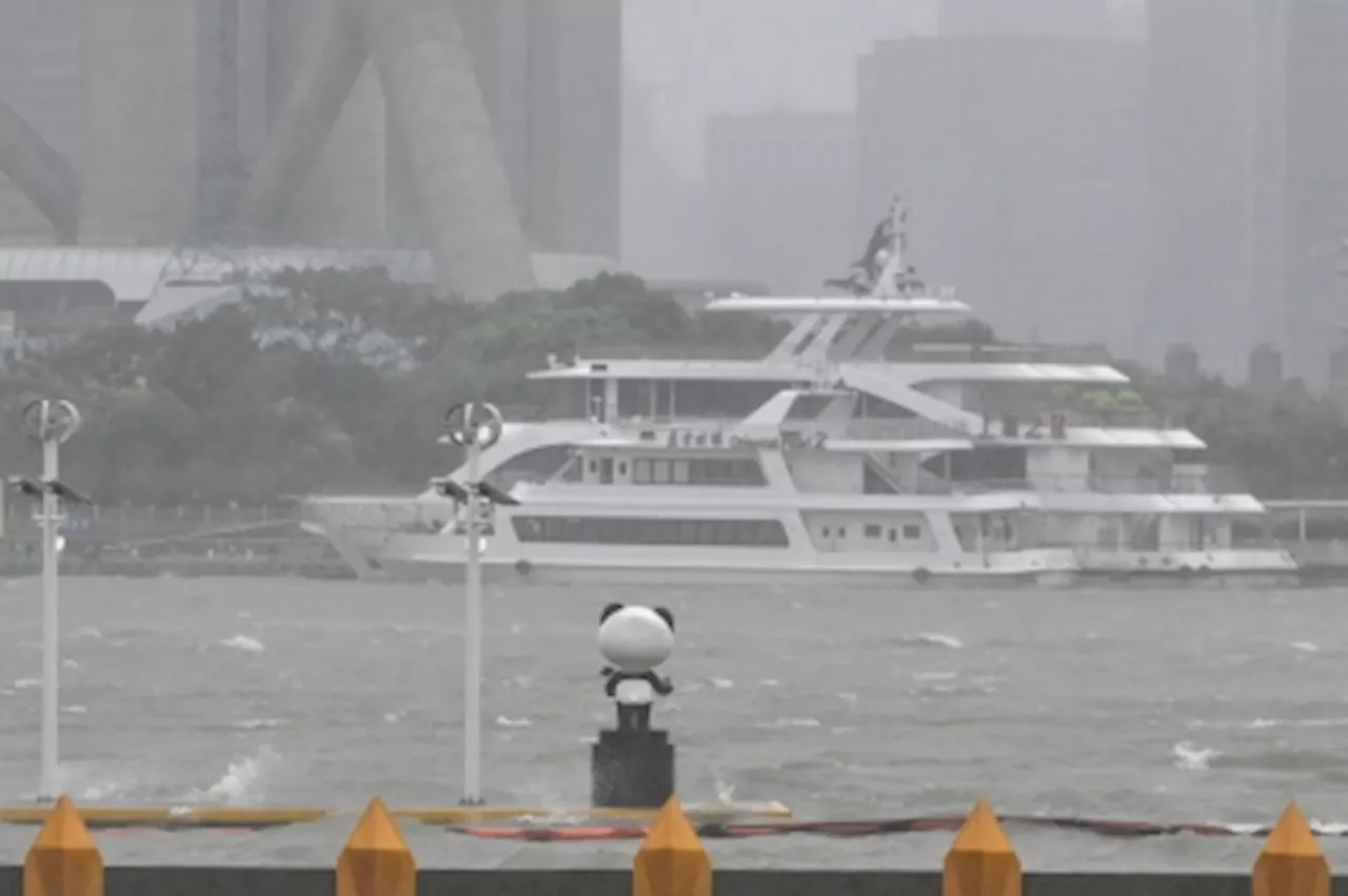 Typhoon Bebinca lands in Shanghai, strongest storm to hit city since 1949 (VIDEO)