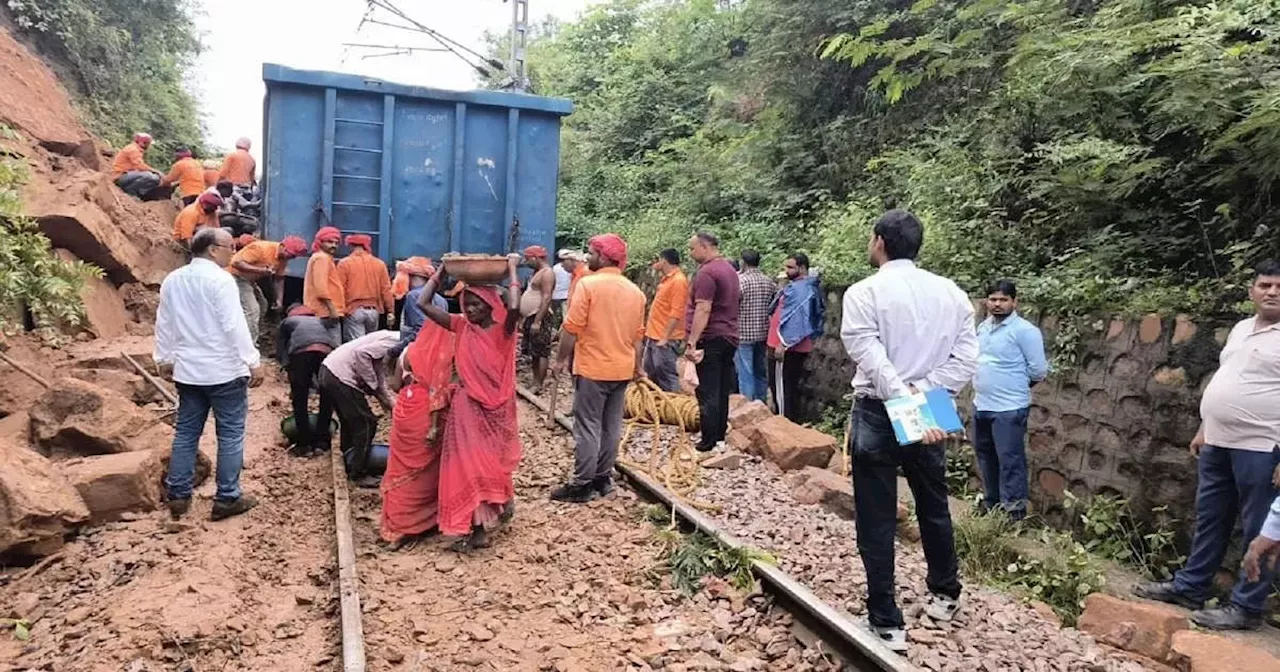 सोनभद्र में रेलवे ट्रैक पर गिरा पहाड़ी मलबा, मालगाड़ी हुई डिरेल, त्रिवेणी और जम्मूतवी एक्सप्रेस ट्रेन का रूट बदला