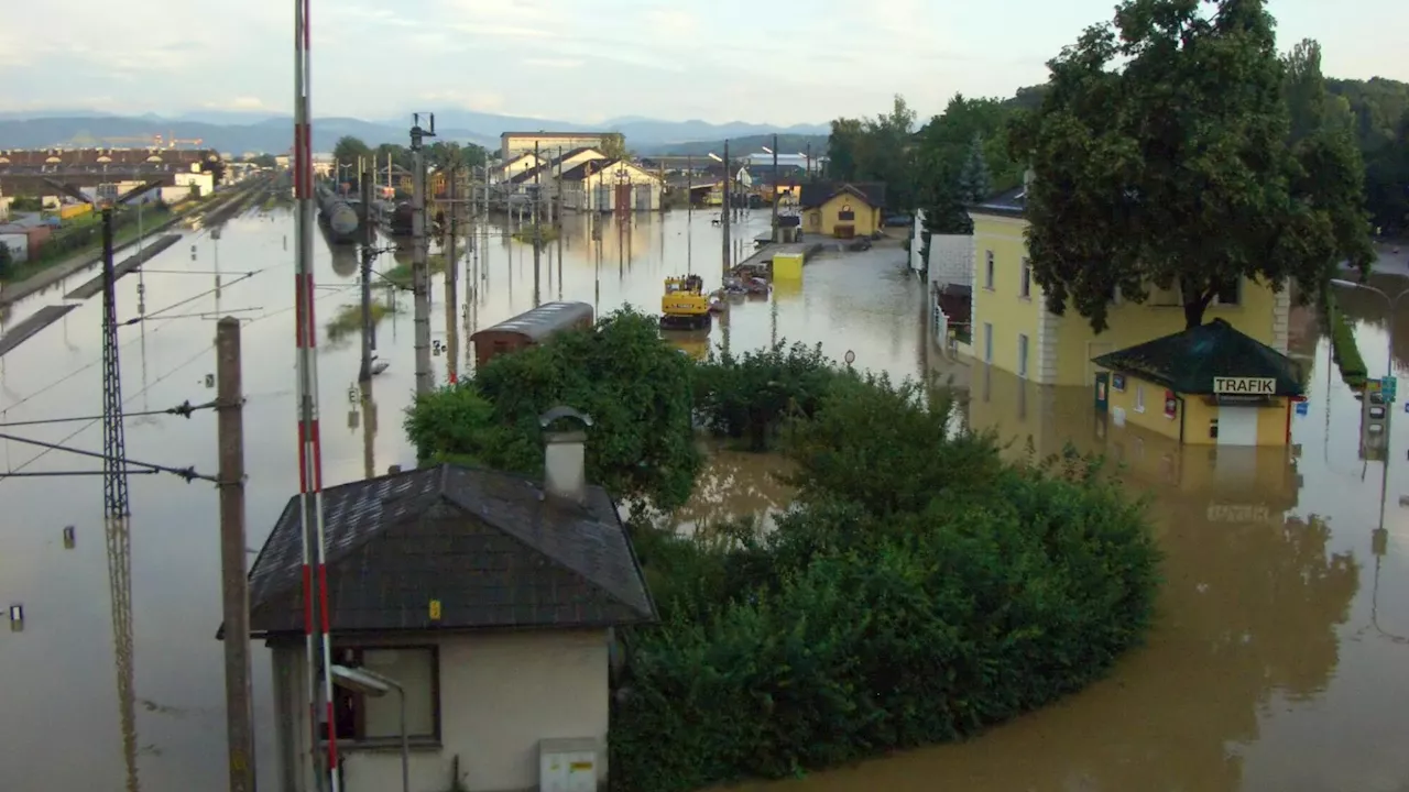 Das Hochwasser bringt Zug- und Busverkehr vielerorts zum Erliegen